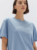 ASSEMBLY LABEL EVERYDAY ORGANIC LOGO TEE