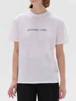 ASSEMBLY LABEL EVERYDAY ORGANIC LOGO TEE